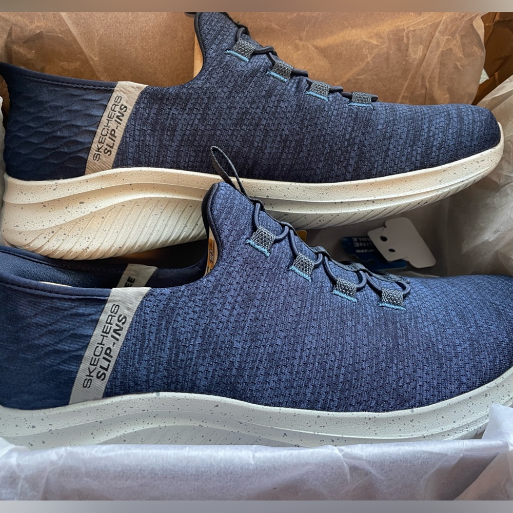 Skechers slip ins men’s size 9.5. Navy blue.